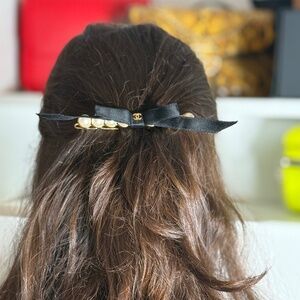 CHANEL Black Faux Pearl Bow CC Logo 2025 Gold Hair Barrette Clip